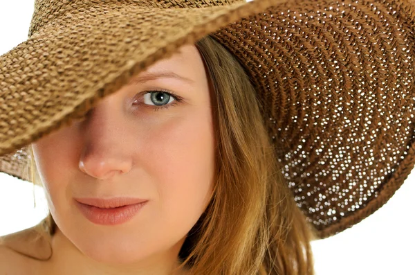 Крупный план привлекательной женщины в шляпе, изолированной на белом — стоковое фото