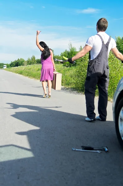 Wonam is leaving mechanic alone near the broken car. — Stock Photo, Image