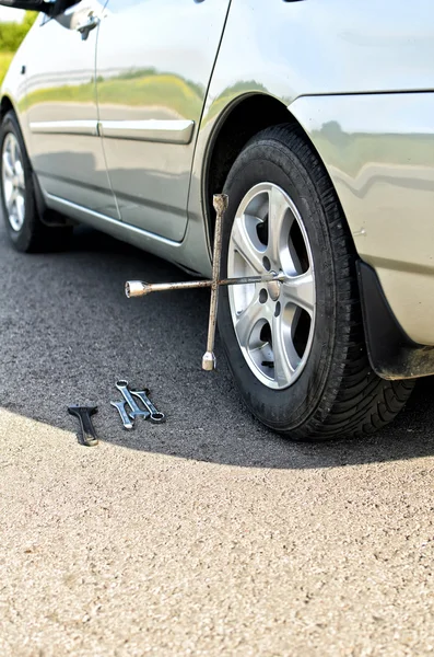 Cambio de neumáticos en una carretera de cerca . —  Fotos de Stock