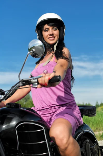 Portret van een mooie vrouw rijden op een motorfiets. — Stockfoto