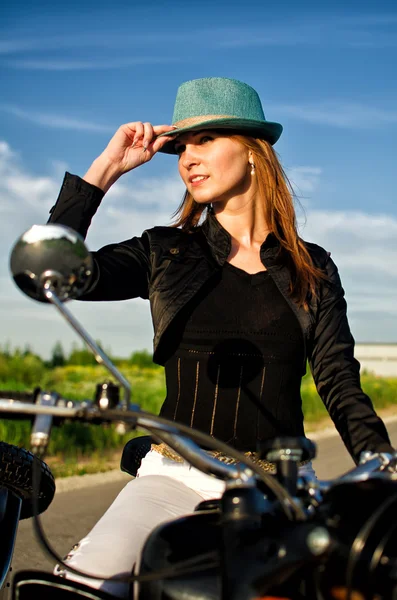 Motosiklet üzerinde oturan şapkalı bir seksi Bayan portresi — Stok fotoğraf