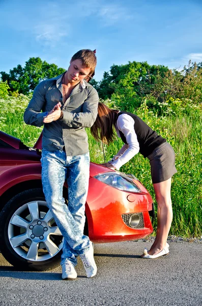 L'uomo sta aspettando la sua ragazza ripara una macchina rotta — Foto Stock