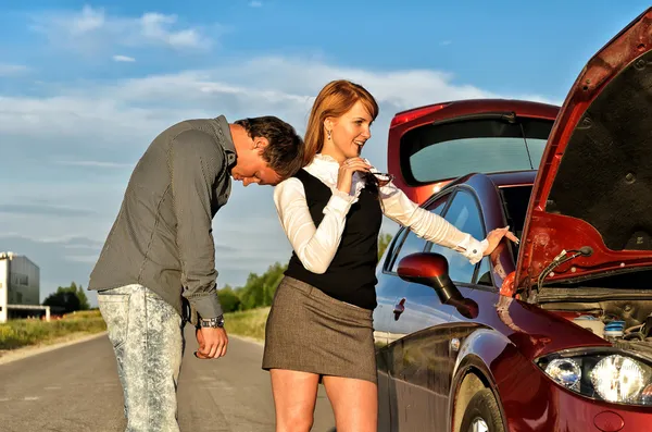 Tired man leaning to his gilfriend shoulder near broken car — Stock Photo, Image