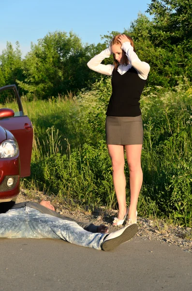 Ung flicka slagit ner en man på en väg — Stockfoto