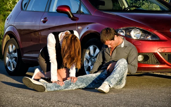 Kvinna och man på en väg. begreppet bilolycka — Stockfoto