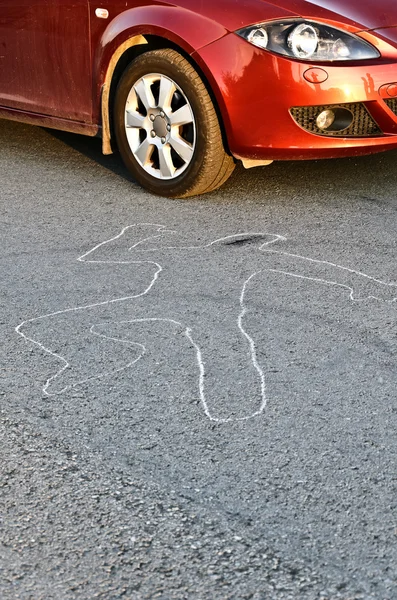 Contorno de una persona dibujada en el asfalto — Foto de Stock