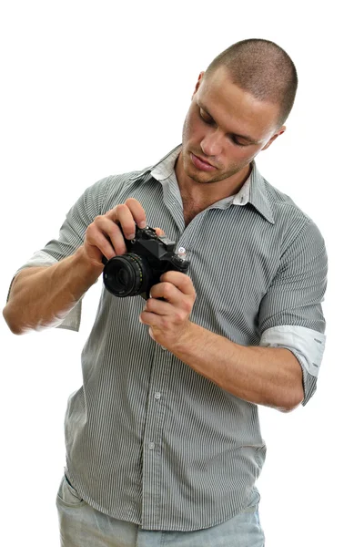 Uomo che scatta foto con macchina fotografica retrò. Isolato su bianco . — Foto Stock
