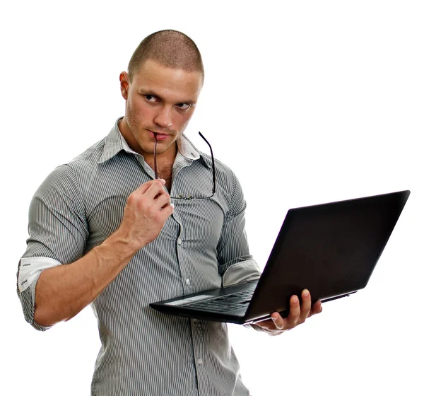 Młody człowiek wih laptopa myślenia. na białym tle. — Zdjęcie stockowe
