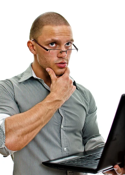 Junger Mann mit Laptop-Denken. isoliert auf weißem Hintergrund. — Stockfoto
