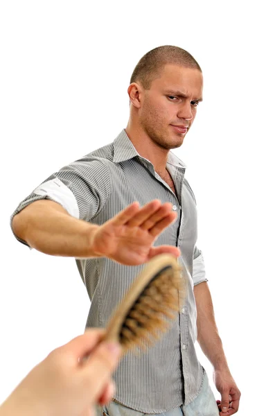 Χέρι προσφέρει βούρτσα τρίχας στον άνθρωπο με σύντομο hairstyle. απομονωθεί σε λευκό. — Φωτογραφία Αρχείου