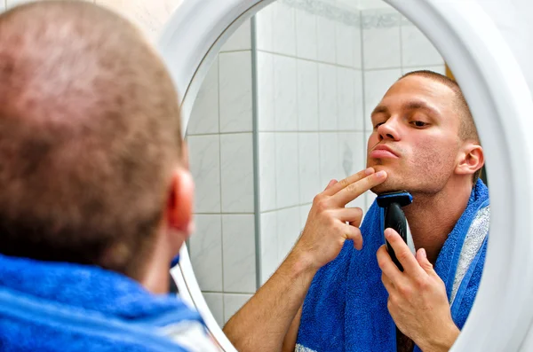 Masculino con toalla afeitándose en el baño delante del espejo . —  Fotos de Stock