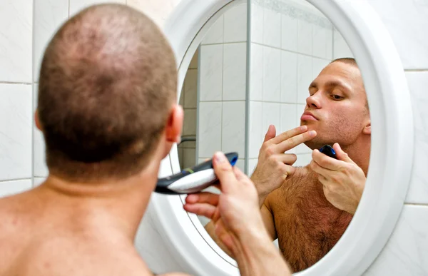 Maschio rasatura in bagno di fronte allo specchio . — Foto Stock