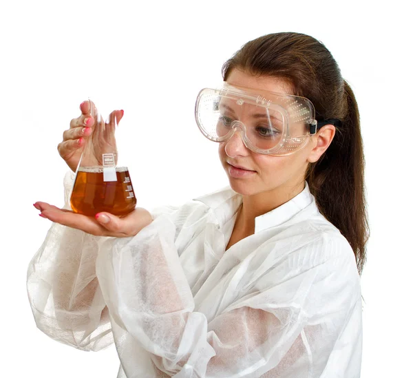 Laboratuvar önlüğü kimya cam ürünleri ile kadın bir bilim adamı. beyaz izole. — Stok fotoğraf