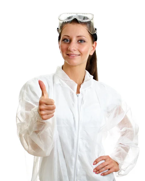 Vrouwelijke wetenschapper in laboratoriumjas met duim omhoog gebaar. geïsoleerd op wit. — Stockfoto
