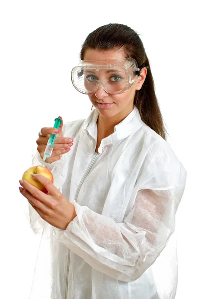 Wissenschaftlerin im Laborkittel mit Spritze und Apfel. isoliert auf weiß. — Stockfoto