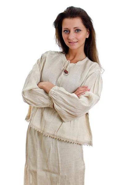 Женщина в национальном традиционном костюме со сложенными руками. Изолированные на белом . — стоковое фото