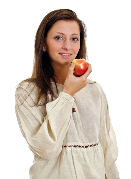 Kvinna i lantliga kläder äta äpple. isolerad på vit. — Stockfoto