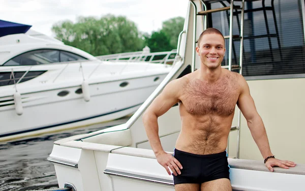 Muscular handsome sailor on his yacht. — Stock Photo, Image