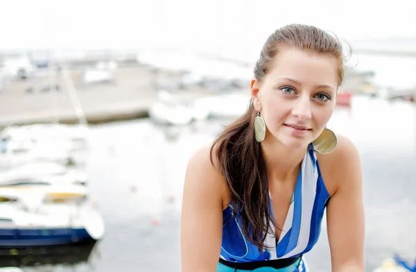 Hezká dívka portrét, proti z přístavu s jachtami. — Stock fotografie