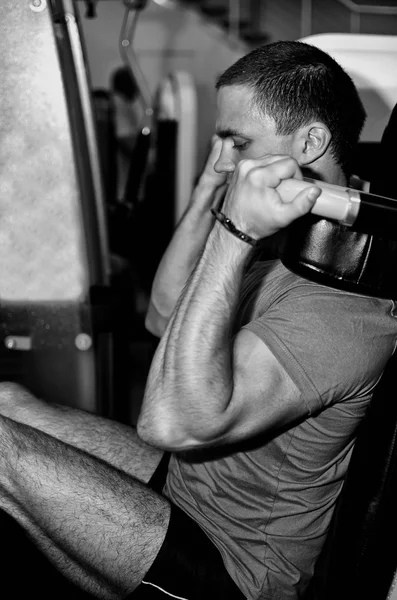 Hombre haciendo ejercicio atleta en el club de fitness — Foto de Stock