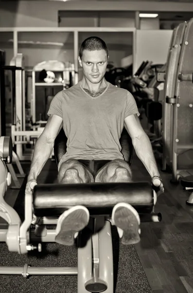 Homem fazendo exercício atleta no clube de fitness — Fotografia de Stock