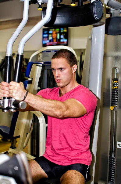 Homme faisant de l'exercice d'athlète dans le club de fitness — Photo