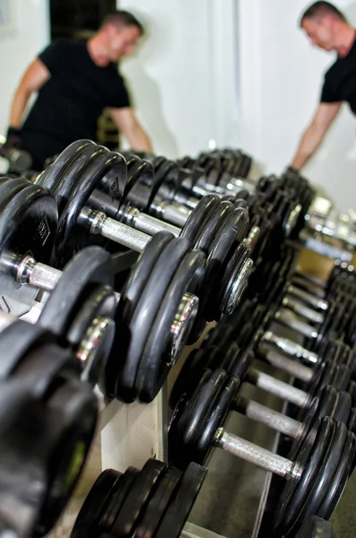 Equipamentos de treinamento de peso em clube de fitness — Fotografia de Stock