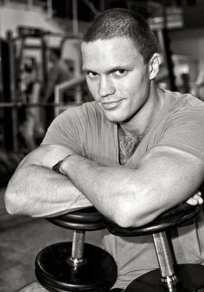 Portrét muže s činkami do fitness klubu — Stock fotografie