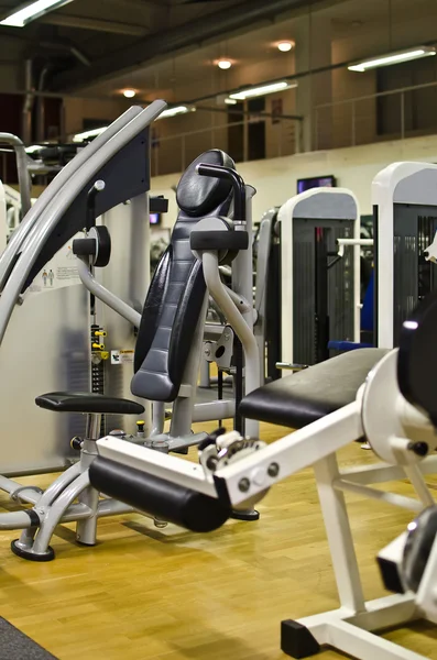 Athletic gym maskin i fitness-klubbenフィットネス クラブでアスレチック ＆ マシン — Stockfoto