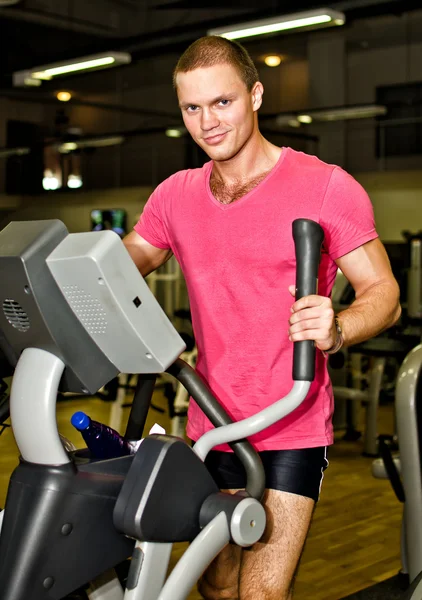 Homme faisant de l'exercice d'athlète dans le club de fitness — Photo