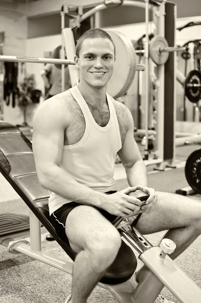 Porträtt av en leende bodybuilder i fitness-klubben — Stockfoto