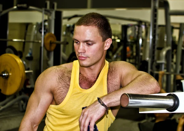 Portrait of handsome bodybuilder in fitness club — Stock Photo, Image