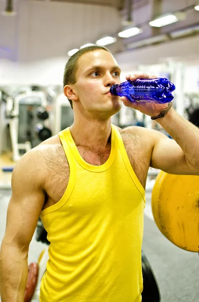 Homem fazendo exercício atleta no clube de fitness — Fotografia de Stock