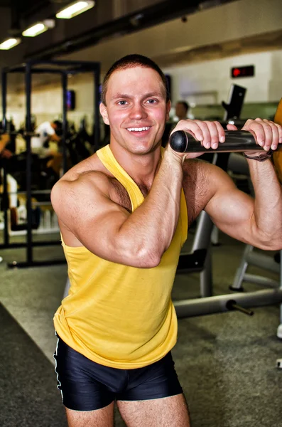 Portrait de bodybuilder beau dans le club de fitness — Photo