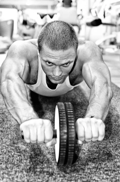 Άνθρωπος που κάνει την άσκηση του αθλητή στο γυμναστήριο — Φωτογραφία Αρχείου