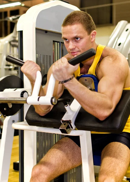 Man doing athlete exercise in fitness club — Stock Photo, Image