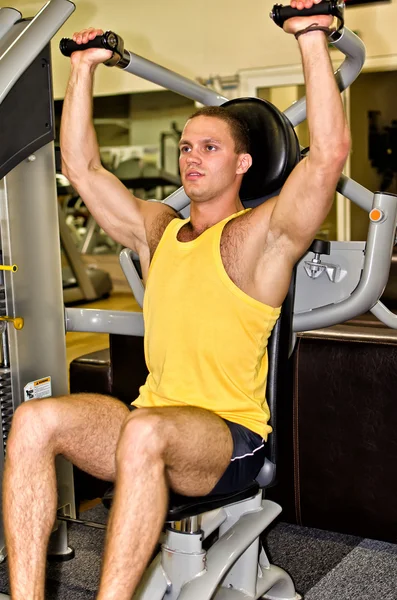 Mann turnt in Fitnessclub — Stockfoto