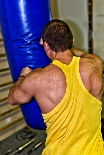 Man doen atleet oefening in fitnessclub — Stockfoto