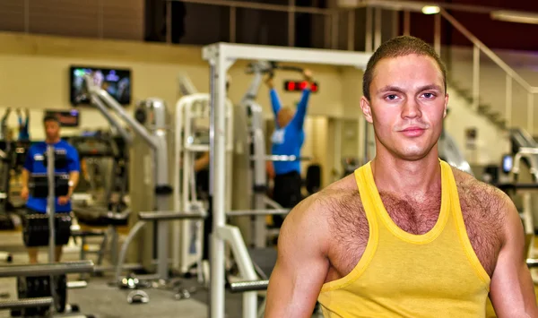 Portret van knappe bodybuilder in fitnessclub — Stockfoto
