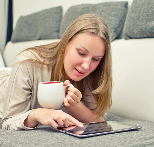Woman with tablet pc on the sofa. — Stock Photo, Image