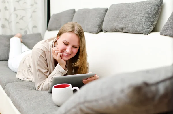 Frau mit Tablet-PC auf dem Sofa. — Stockfoto