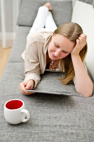 Woman with tablet pc on the sofa. — Stock Photo, Image