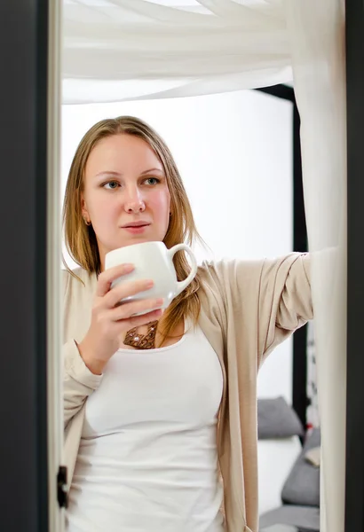 Žena pití kávy do galerie. — Stock fotografie