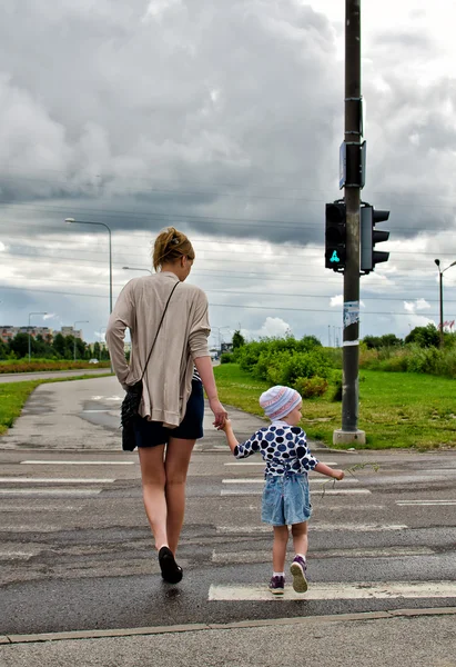 Mother and little daughter on zebra crossing — Stock Photo, Image