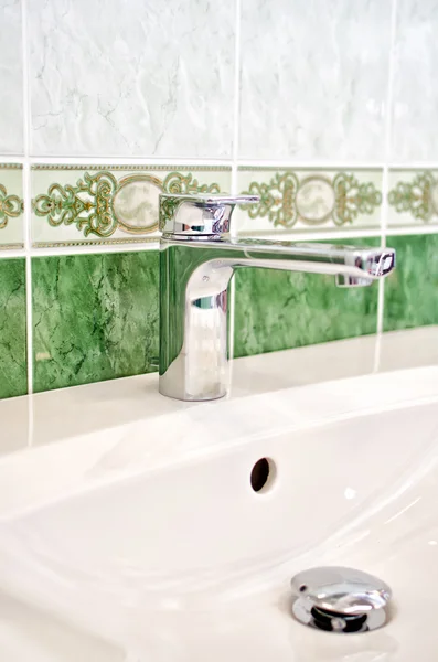 绿色内部的浴室水龙头和水池. — 图库照片
