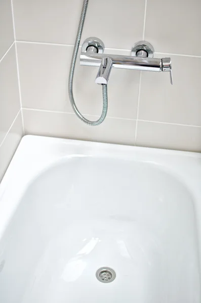 Badezimmer mit Wasserhahn und Badewanne — Stockfoto