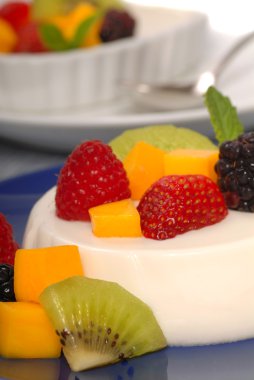 tropikal meyve ile Coconut panna cotta