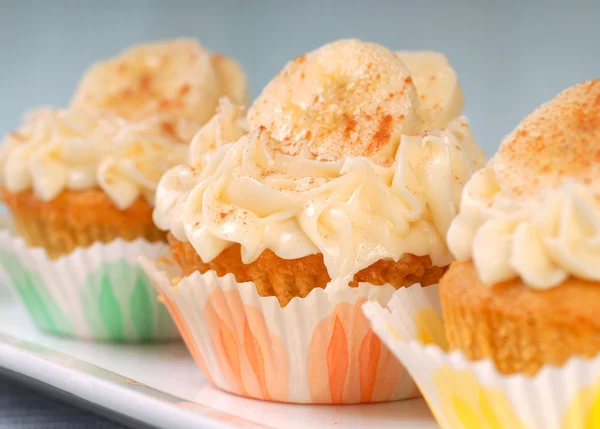 Cupcake alla vaniglia con glassa di crema di formaggio e banane affettate — Foto Stock