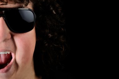 genç adam bağırıyor