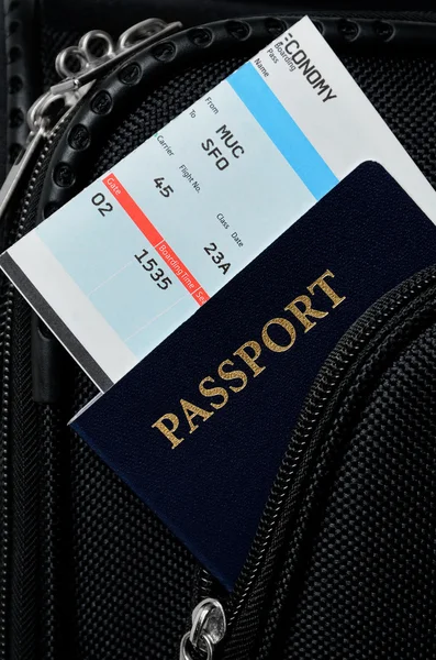 Paspoort in koffer — Stockfoto